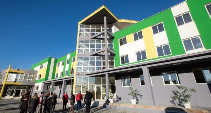 Perfundon rikonstruksioni i Gjimnazit Ismail Qemali - 17 shkolla te reja kete vit
